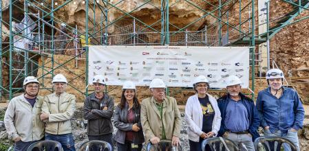 El consejero de Cultura, Turismo y Deporte de la Junta de Castilla y León, Gonzalo Santonja (4d); con los codirectores de los yacimientos.