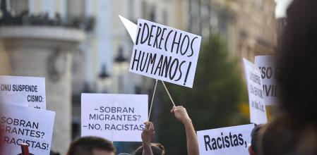 Diverses persones durant una manifestació contra la xenofòbia, a 19 de juliol a Madrid&nbsp;