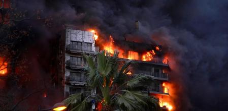 Las llamas devoran un edificio en el barrio de Campanar, a 22 de febrero de 2024, en Valencia.&nbsp;