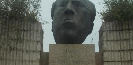 Cabeza en bronce del poeta a la altura del número 55 de la calle que lleva su nombre, en un escenario diseñado por el arquitecto municipal Joaquín Roldán.