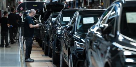 Modelos de Cupra Fomentor y Cupra León durante una visita guiada a la fábrica de Seat en Martorell, a 27 de junio de 2024, en Martorell, Barcelona, Catalunya (España). El motivo de la visita es observar el inicio de producción del Cupra Formentor y el Cupra León. La fábrica Seat ocupa una superficie total de más de 2.800.000 m² y en sus 15 edificios trabajan actualmente unas 12.000 personas de 70 nacionalidades.