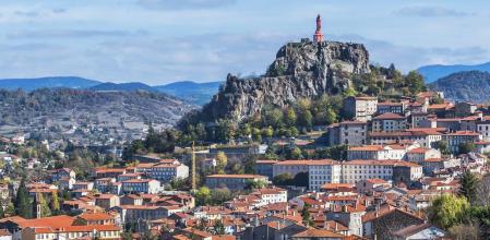 El paisaje urbano de Puy-en-Velay embellece la región de Auvernia-Ródano-Alpes, Francia 