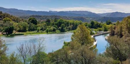 El río Ebro a su paso por Xerta .