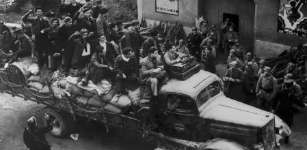 Republicanos cruzando la frontera con Francia en enero de 1939. Terminaba la guerra formal, pero empezaba otra de características distintas, marcada por la violencia extrema&nbsp;