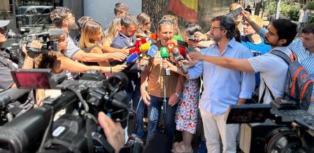 El presidente de la Asociación de Damnificados de la dana-Horta Sud, Christian Lesaec, atiende a los periodistas.