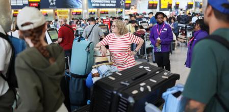 Pasajeros a la espera de información el pasado miércoles en el aeropuerto londinense de Heathrow.