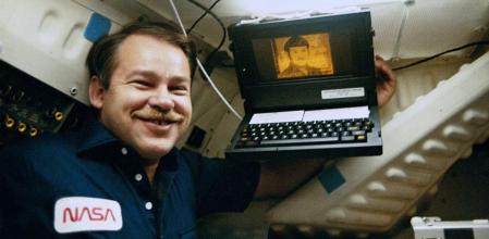 Mr Spock vigila al astronauta John Creighton desde la pantalla de un GRiD durante el vuelo STS-51G de 1985.