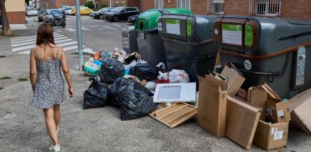 Acumulacion de basuras en los nuevos contenedores de Girona. Mar Duran/Nord Media
