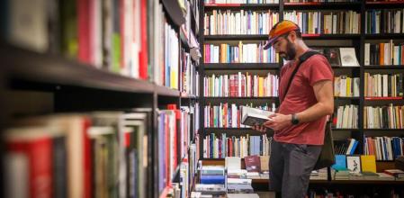 Un hombre ojea una novela en una librería de Barcelona&nbsp;