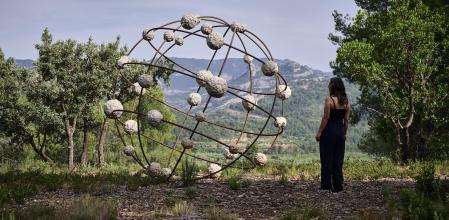<i>'Orbital 1'</i>, de Mona Hatoum, una de las esculturas del Solo Scuplture Trail de Albarrán Bourdais en el Matarraña (Teruel)