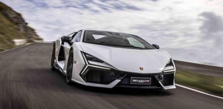 Para detener a esta furia de la naturaleza, Lamborghini ha recurrido a discos de frenos carbocerámicos de 410 mm delante y 390 detrás con pinzas de 10 pistones delante y 4 detrás&nbsp;