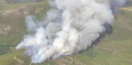 IEl fuego, que afecta al Macizo Central de Ourense, ha quemado ya 450 hectáreas