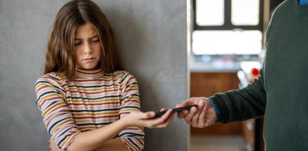 El estrés digital afecta a cada vez más adolescentes, cuyos padres no deben hacer oídos sordos.