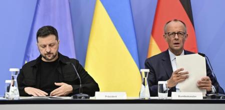 El presidente ucraniano, Volodímir Zelenski, y el canciller alemán, Friedrich Merz, en Berlín, durante las videoconferencias de