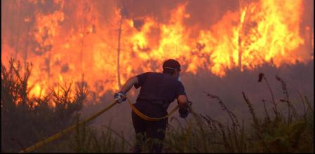 Incendio forestal en Galicia, bomberos y vecinos de los pueblos intentando apagar el fuego prendido en los montes gallegos (A Coruña)