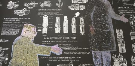 Detalle del mural del birmano Sai expuesto en el BACC-Bangkok, con Kim Jong Un y Narendra Modi ofreciendo su mano -y sus armas- al jefe de la junta militar birmana