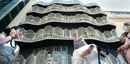 Es sólito maliciar que una fachada posterior ha de ser por fuerza secundaria y acarree consecuencias “menores”. Al permanecer desenfilada de vistas podía incluso