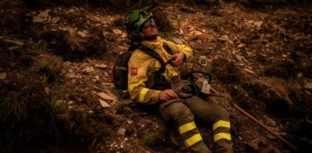 Un bombero, exhausto, tras una jornada maratoniana en los trabajos de extinción de los fuegos de Galicia&nbsp;&nbsp;