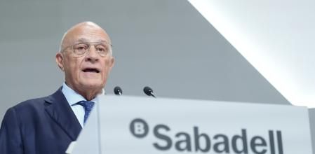 El presidente del Banco Sabadell, Josep Oliu, interviene durante la junta general extraordinaria de accionistas de Banco Sabadell, a 6 de agosto de 2025, en Sabadell, Barcelona, Catalunya (España). Banco Sabadell tiene previsto celebra hoy las dos juntas de accionistas extraordinarias en las que se decidirá tanto la venta del banco británico TSB como el reparto de un 'macrodividendo' de 2.500 millones de euros. El consejo de administración del banco confía en sacar adelante estas votaciones, gracias a las delegaciones de voto con las que ya cuenta y con las recomendaciones de voto de 'proxy advisors' como ISS o Glass Lewis.