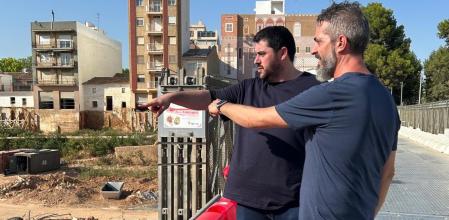 El alcalde de Nules, David García, junto al impulsor de Picanya Avanza, Jesús Morales, visitan las obras en el municipio de tras la dana.