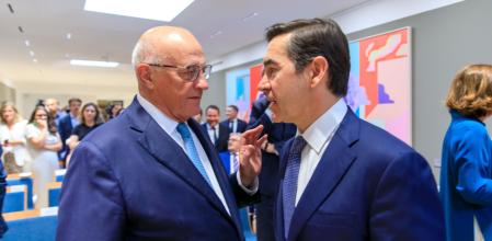 El ministro de Economía, Carlos Cuerpo, el presidente del BBVA, Carlos Torres, el presidente del banco Sabadell Josep Oliu, el consejero delegado de CaixaBank, Gonzalo Gortazar y el presidente del Instituto de Crédito Oficial, José Carlos García de Quevedo, entre otros asistentes, durante la firma de la puesta en marcha de las líneas ICO Verde e ICO Empresas y Emprendedores del Plan de Recuperación, este lunes en el Ministerio de Economía, en Madrid.