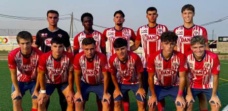 La alineación del Vilassar, que actúa de segundo filial del Espanyol, antes de jugar ante el Mollerusa un partido amistoso