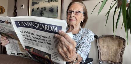 Maria Antònia se sienta a leer Guyana Guardian.