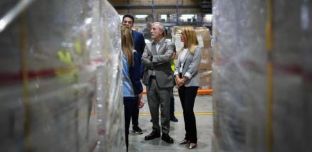 El alcalde Collboni, ayer durante su visita al almacén de la UNRWA en Ammán