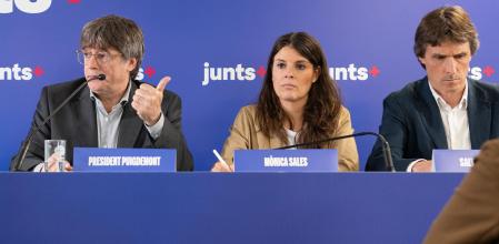 (I-D) La candidata de Junts por Lleida, Jeannine Abella, el expresidente de la Generalitat y candidato de Junts a las elecciones catalanas, Carles Puigdemont, la candidata de Junts por Tarragona, Mònica Sales, y el candidato de Junts por Girona, Salvador Vergés, de una reunión con diputados de Junts, en Les 5 Éléments, a 16 de mayo de 2024, en Perpignan (Francia). Carles Puigdemont se ha reunido con los diputados electos de Junts para tejer la estrategia a seguir del partido a partir de las elecciones autonómicas del pasado 12 de mayo. La candidatura encabezada por Puigdemont obtuvo la segunda posición con 35 escaños, que calcula recabar 55 con el apoyo de ERC, e incluso 59 con el de la CUP.