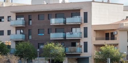 Bloque de viviendas con pisos ocupados de la Sareb