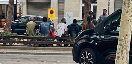 Los delincuentes sentados en la valla, después de que el ayuntamiento eliminara los bancos