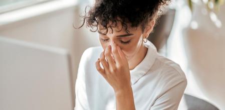 Una mujer se muestra cansada y con sueño