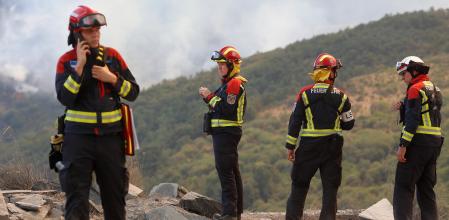 Un equipo de bomberos el dia 25 de agosto durante el incendio forestal originado en Porto (Zamora) y que afectó a La Baña, Encinedo y La Cabrera, en León