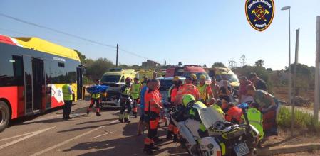 Imagen de la Policía junto al autobús siniestrado en Mallorca.