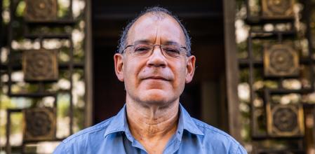 Toni Sala davant de la seu de L’Altra Editorial