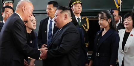 El líder norcoreano Kim Jong Un saluda al ministro de Exteriores chino, Wang Yi, junto a su hija Kim Ju Ae