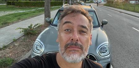 Santi Balmes, vocalista de Love of Lesbian, posa frente a su actual coche, un Mini Countryman