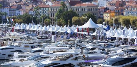 Panorámica del Cannes Yatchting Festival, al aire libre .