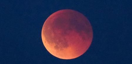 Eclipse lunar en Dinamarca en todo su esplendor.