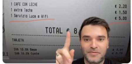 El camarero Jesús Soriano difunde el ticket recibido por una clienta tras pedir un café con leche en un bar y conectarse a la corriente y al wifi durante un rato con su ordenador