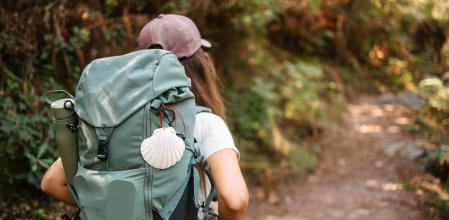 Una peregrina en el Camino portugués a principio de otoño