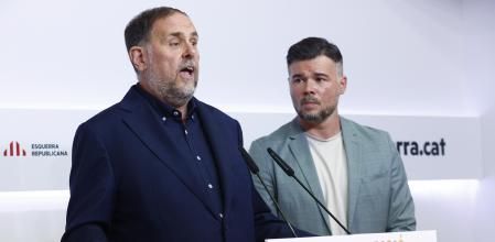 GRAFCAT1832. BARCELONA, 08/09/2025.- El presidente de ERC, Oriol Junqueras (i), y el portavoz del partido y diputado en el Congreso Gabriel Rufián (d), durante la rueda de prensa que han ofrecido en la sede del partido en Barcelona para explicar su proposición de ley para habilitar a la Agencia Tributaria de Cataluña (ATC) a recaudar el IRPF, una iniciativa que impulsa en solitario por la falta de apoyo del PSOE, al que han reclamado que cumpla con los compromisos asumidos y respalde la reforma. EFE/Quique García