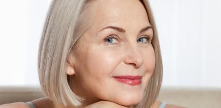 Una mujer de más de 50 años con la piel luminosa