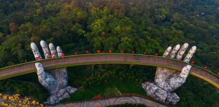 Puente Dorado de Da Nang, con sus manos gigantes sosteniendo la estructura. Vietnam