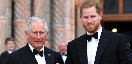 El príncipe Enrique junto a Carlos III en una imagen de archivo del 2019.