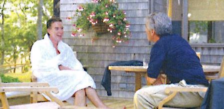Mandelson, con albornoz, junto a Epstein en una isla del Caribe, en la foto de felicitación del actual embajador británico en EE.UU. al pederasta, por su 50 cumpleaños&nbsp;