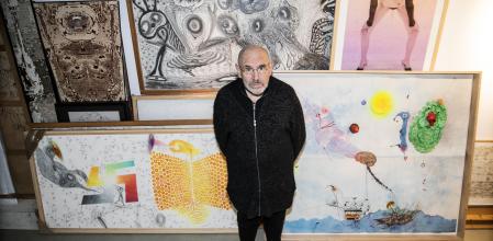 foto XAVIER CERVERA 21/01/2020 Evru (Evrugo Mental State, 2001) es un artista de formación autodidacta definido por él mismo como ArtCieMist, una suma de artista, científico y místico. Anteriormente conocido como Zush (1968 - 2001) y Alberto Porta (1946 - 1968), empezó de la mano del galerista René Metras y desde entonces su obra ha recorrido todo el mundo a través de importantes museos como el MoMA (Nueva York), Pompidou (París), MNCARS (Madrid), MACBA (Barcelona), Guggenheim (Nueva York) o Ye Um Foundation (Seúl), entre muchos otros Desde muy joven sentirá una gran atracción por el dibujo y el cuerpo humano. Hijo de padre empresario textil y madre diseñadora, nace rodeado de maniquíes y dibujos de diseños de ropa. En 1962, con 16 años, conoce al galerista René Metras y este se interesa por él. René será un “padre artístico” ya que le apoyará en los inicios de su carrera. En el año 1964, se muestra por primera vez su obra al público en la exposición colectiva “Presencias de nuestro tiempo” en la galería René Metras. La exposición de 1966 titulada 