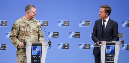 El secretario general de la OTAN, Mark Rutte, y el comandante supremo aliado en Europa de la OTAN, Alexus G. Grynkewich, en una rueda de prensa en la sede de la organización en Bruselas