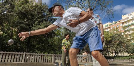 Jubilados juegan a la petanca