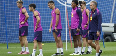 SANT JOAN DESPÍ (BARCELONA), 13/09/2025.- El entrenador del FC Barcelona, Hansi Flick (d) dirige el entrenamiento que realiza la plantilla barcelonista para preparar el partido de liga que disputarán mañana ante el Valencia CF en el Estadio Johan Cruyff. EFE/Toni Albir